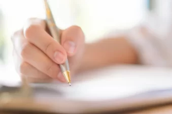 Mão com caneta sobre um documento de direito do autor