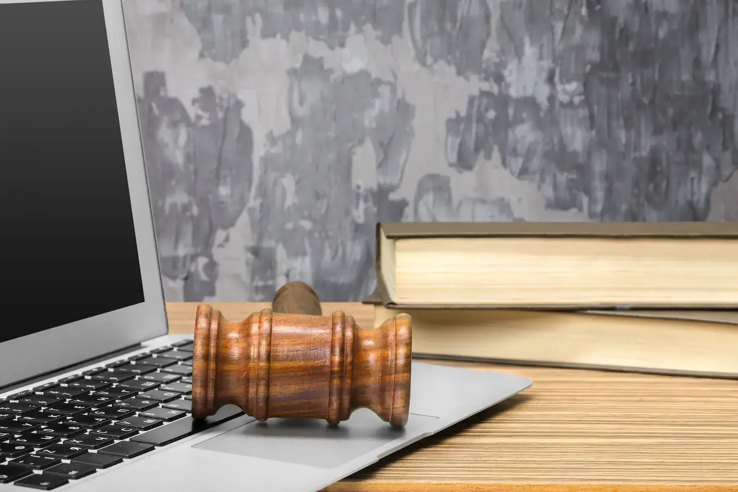 Laptop com o macete da justiça representando o macro civil da internet