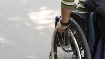 Close-up mão na roda da cadeira de rodas