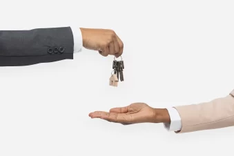 Mão dando chave agente imobiliário