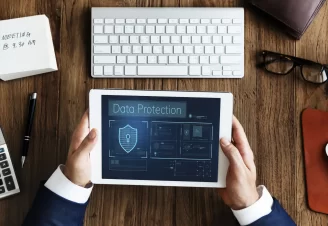 Homem segurando um tablet com aimagem de uma página sobre lei de proteção de dados