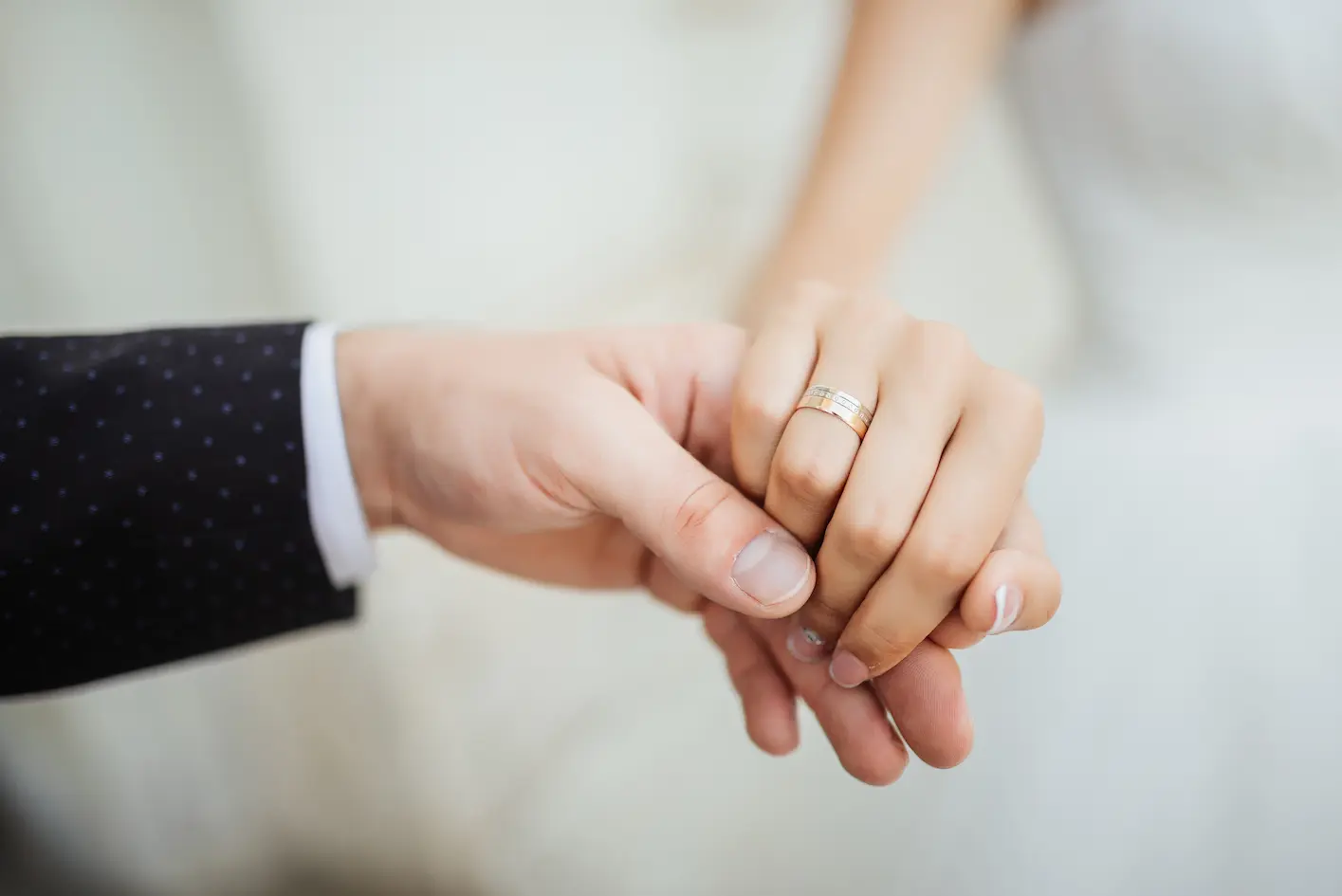 mãos do casal com anéis de casamento